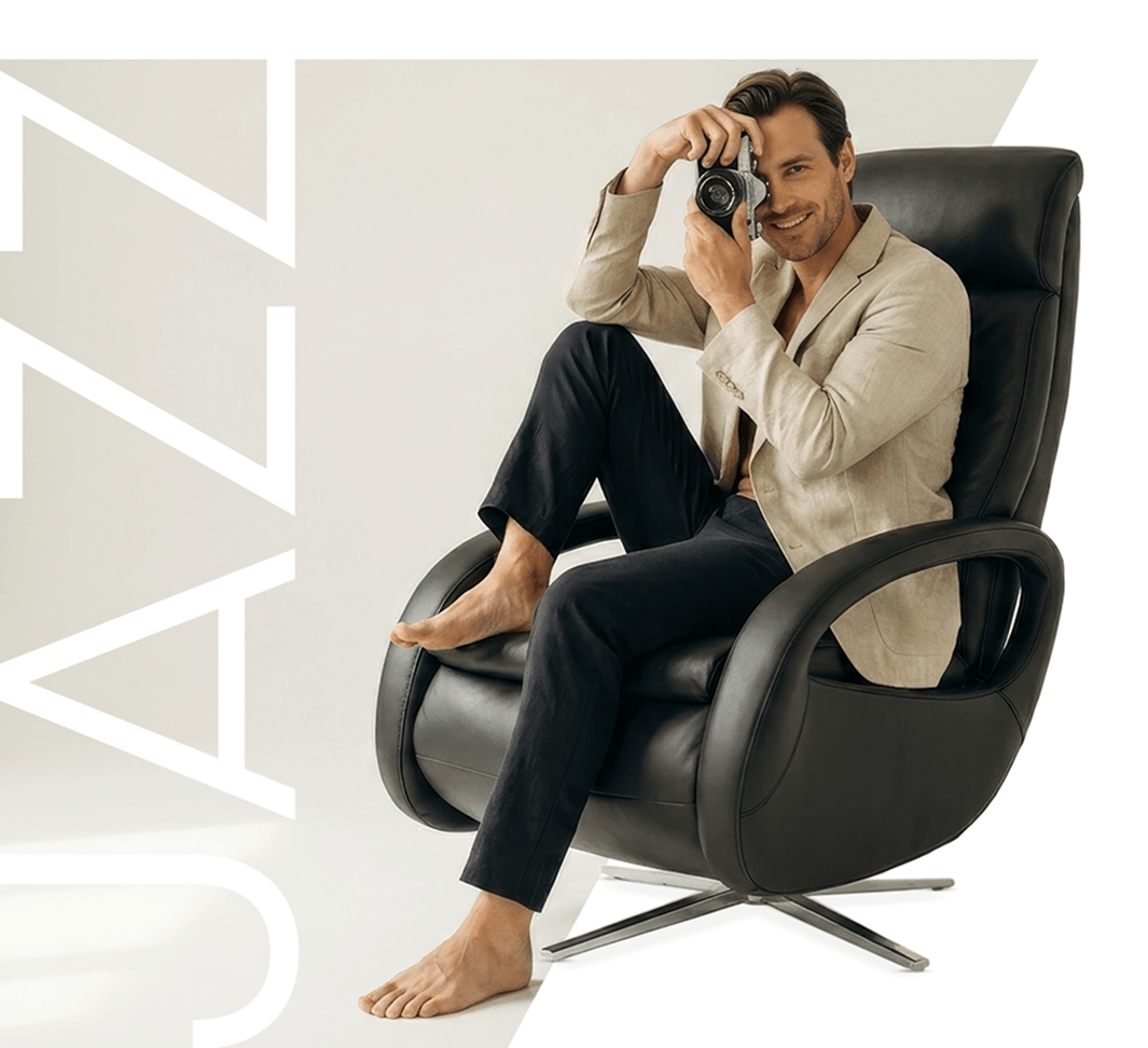 Homem sorrindo com câmera fotográfica sentado confortavelmente na Poltrona DT3 Jazz.