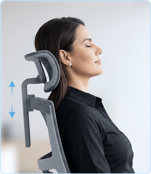 Mulher apoiando a cabeça no poio com regulagem de altura da cadeira ergonômica DT3 Saros.