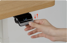 Mão masculina manipulando alavanca de ajuste no painel da mesa com regulagem de altura F50 DT3