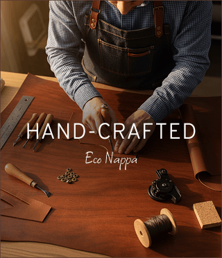 Artesão trabalhando manualmente em couro Eco Nappa para a cadeira Mielya. A imagem mostra ferramentas de selaria sobre o couro marrom e um texto lateral que diz 'Técnica e tempo: Cada peça passa pelo processo manual de aperfeiçoamento'.