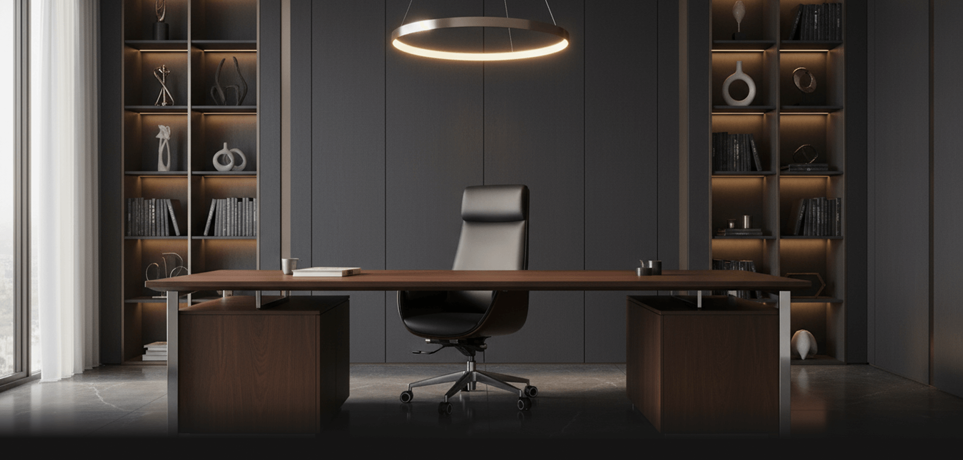 Cadeira Presidente DT3 Mielya Black posicionada centralizada em um escritório de alto luxo. O ambiente apresenta mesa de madeira maciça, estante iluminada com livros e uma luminária pendente circular moderna sobre piso de mármore escuro.