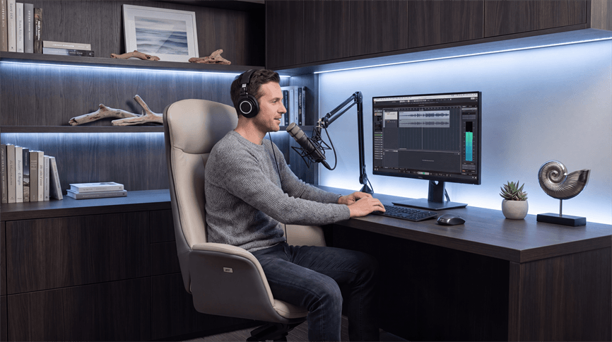 Homem com headset usando a cadeira Shark em setup com iluminação azul
