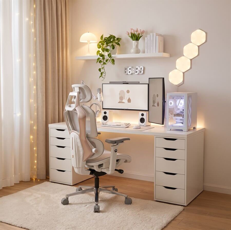 Setup de escritório com a cadeira Chrono