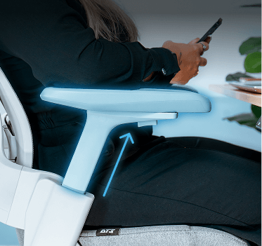 Detalhe do Pad do apoio de braço da cadeira Adria demonstrando sua regulagem de altura.