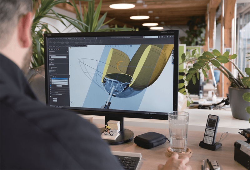 Designer modelando a cadeira Giorgio em 3D no computador