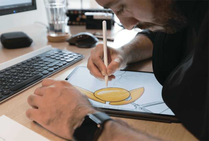 Designer desenhando o esboço da cadeira Giorgio em um tablet