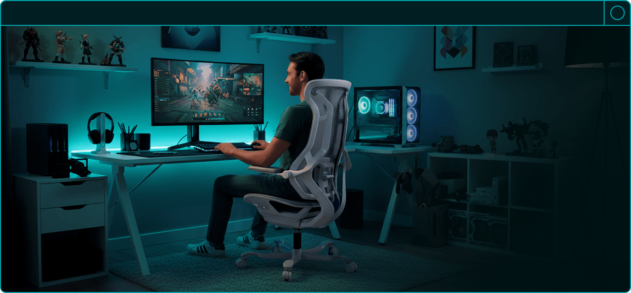Homem sentado na cadeira gamer DT3 N7 em um setup gamer completo com iluminação ciano, monitor ultra-wide e PC gamer com LEDs.