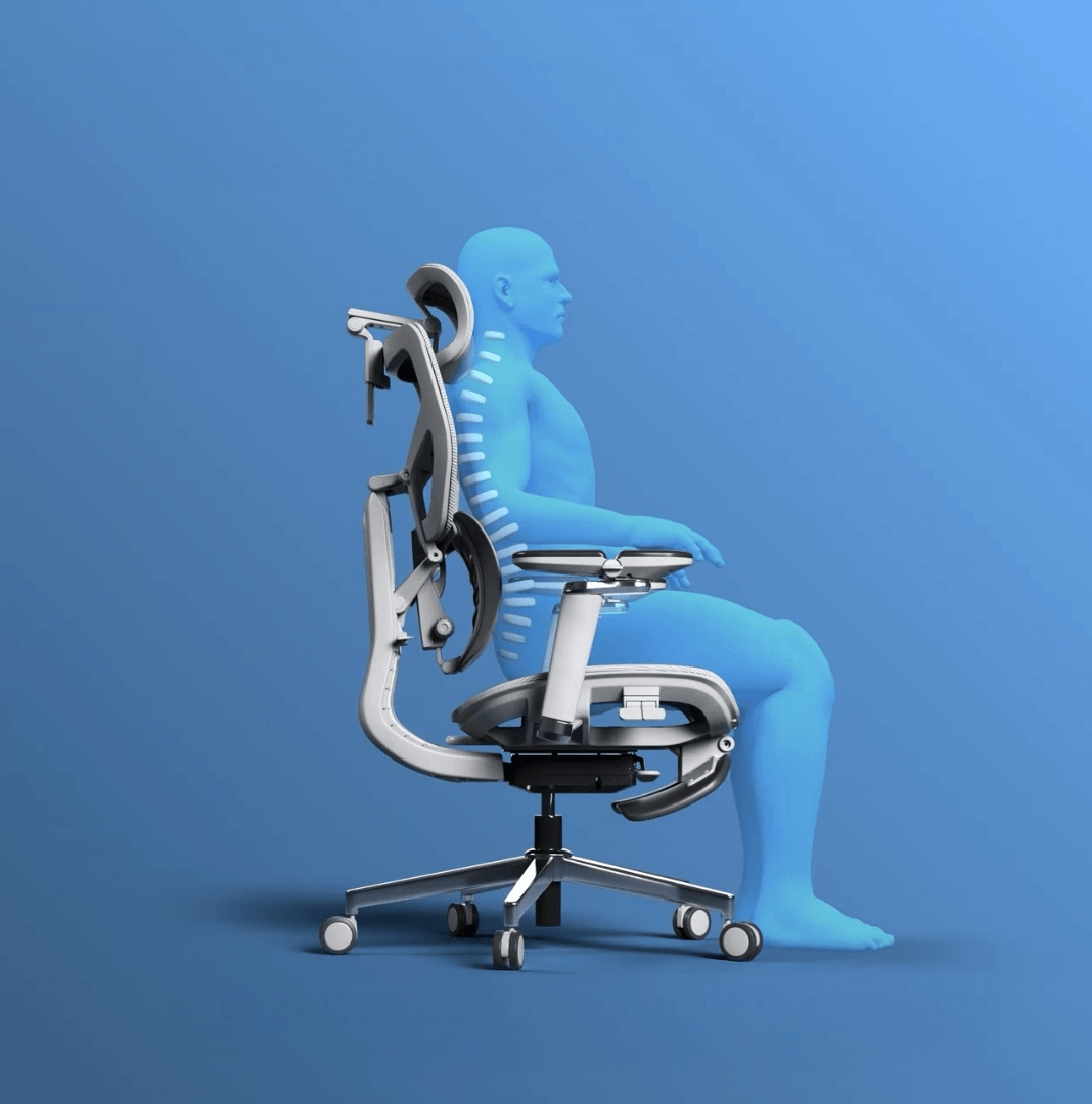 Pessoa sentada ereta na cadeira ergonômica Glacius em postura de foco e trabalho