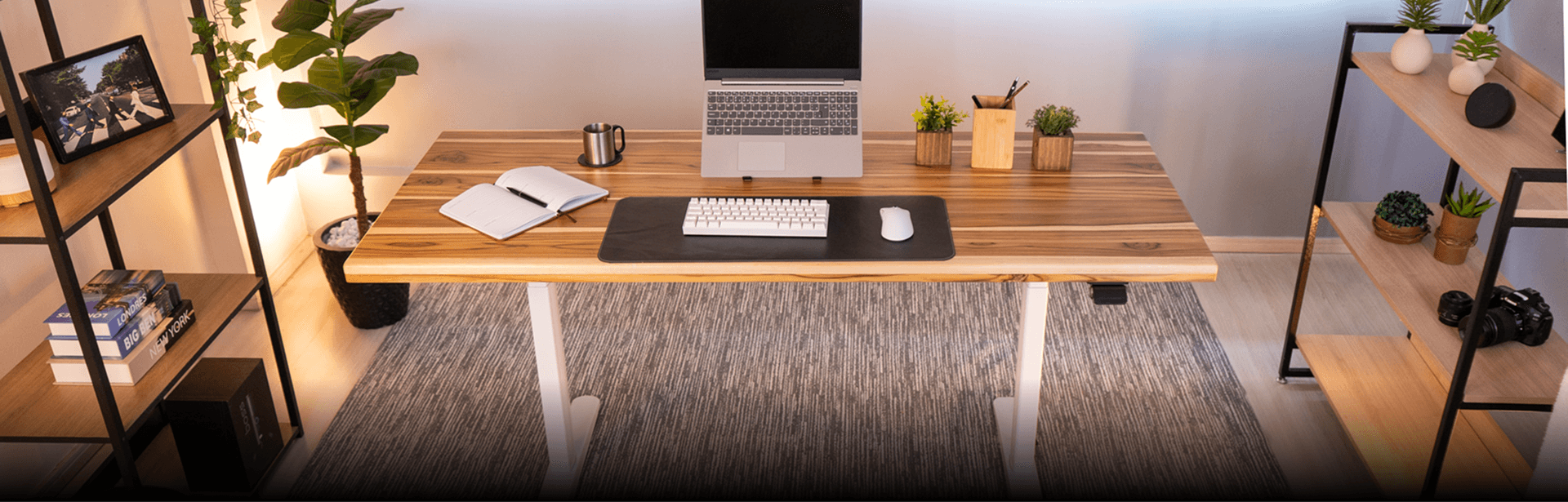 Mesa com regulagem de altura F50 ambientada em escritório visão fotográfica frontal superior