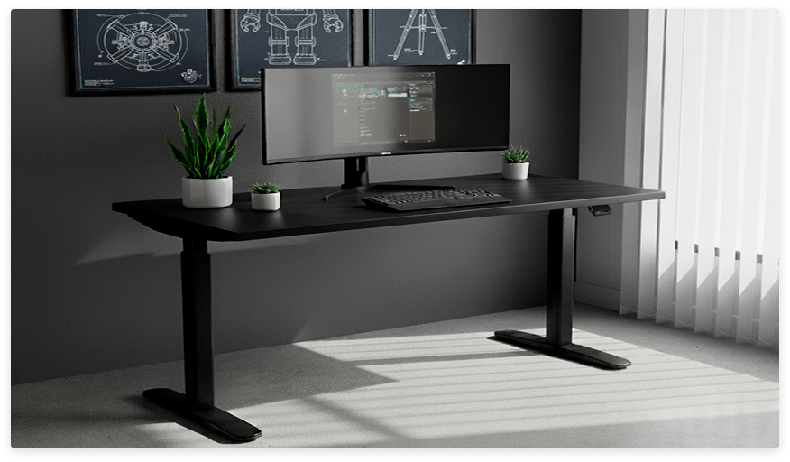 Mesa com regulagem de altura F50 em altura de uso padrão, ambientada em setup minimalista de tons escuros. Visão fotográfica frontal.