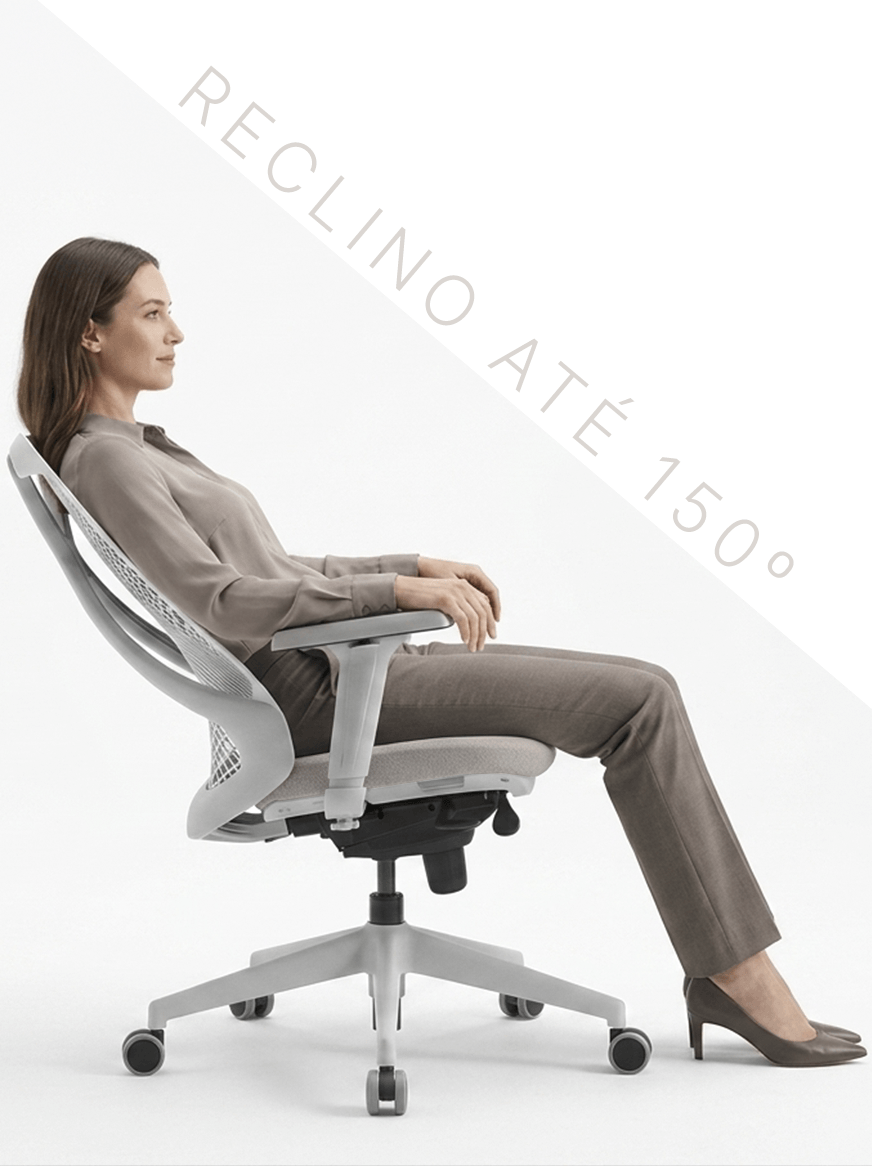 Pessoa reclinada na cadeira Calisto demonstrando o reclino até 150°