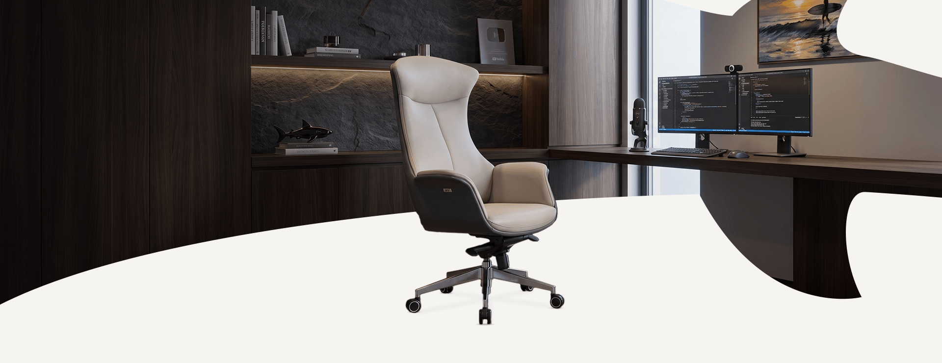Cadeira presidente Shark em couro off-white com base cromada em escritório de madeira escura