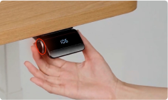 Mão masculina manipulando o alarme antisedentarismo no painel da mesa com regulagem de altura F50 DT3