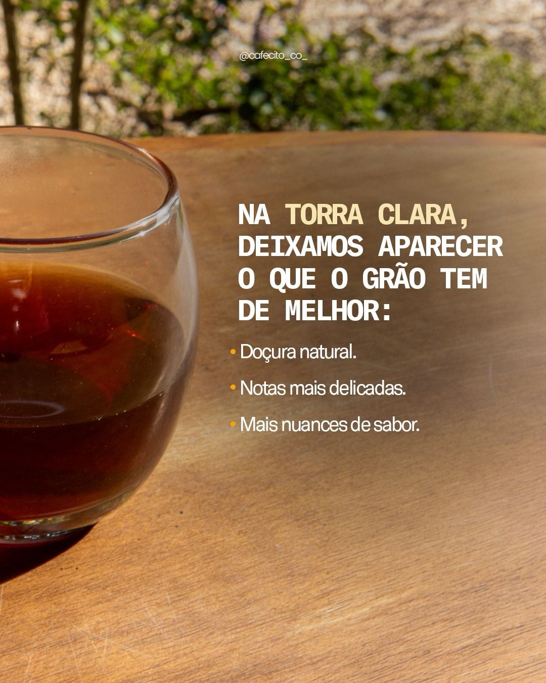 Copo de café de torra mais clara sobre a mesa, com o texto: na torra clara, deixamos aparecer o que o grão tem de melhor