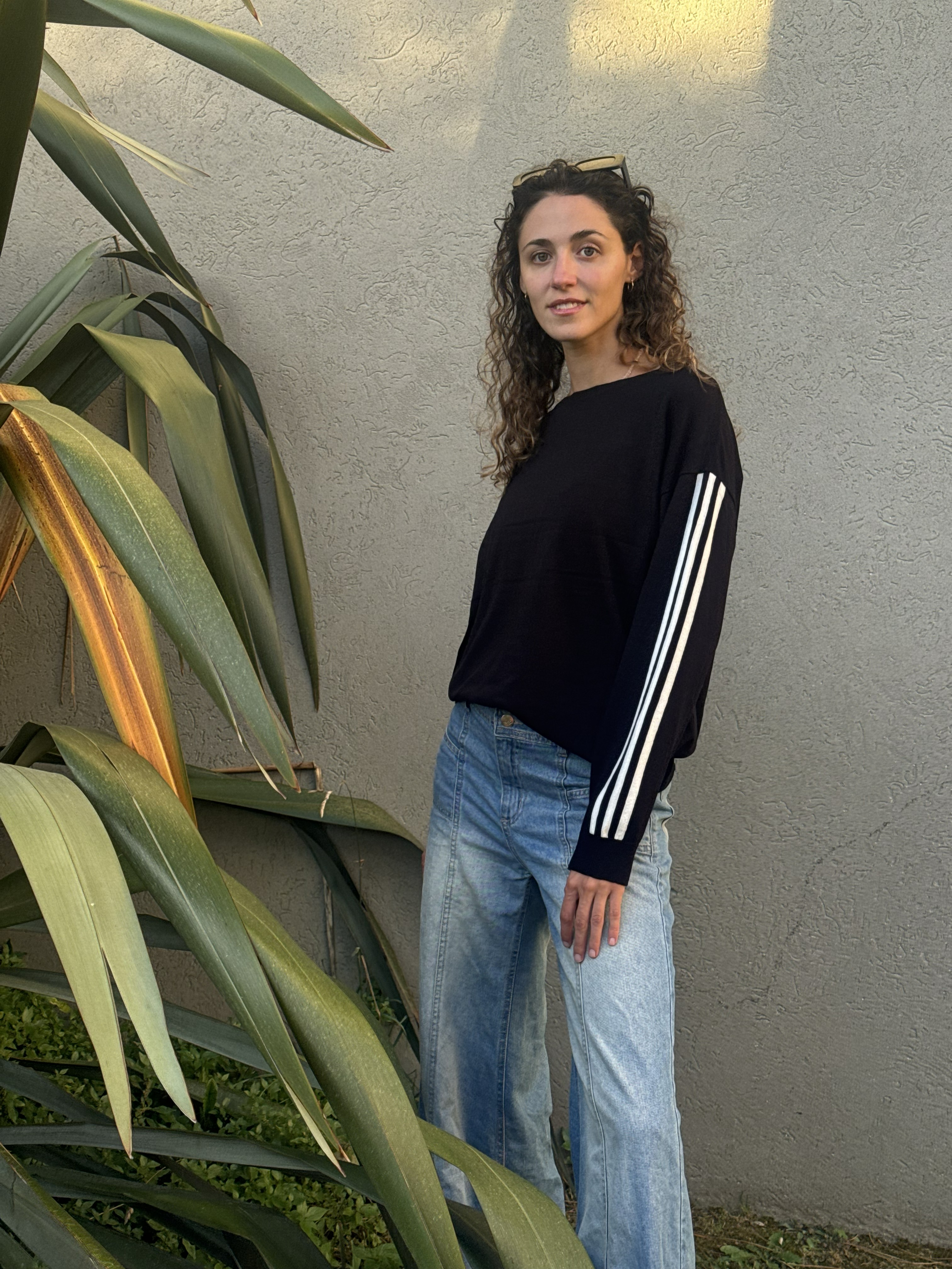 Modelo vistiendo Sweater Cashmere Doble Ray&oacute;n