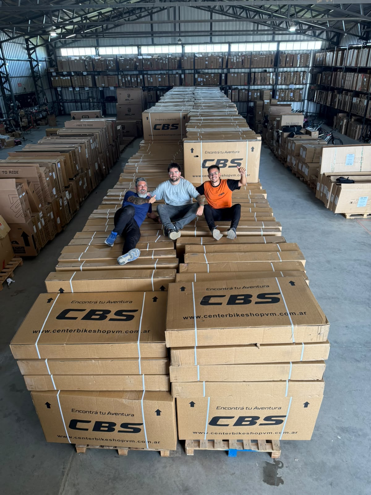 Equipo fundador de Center Bike Shop en el depósito, junto a las bicicletas de la marca CBS