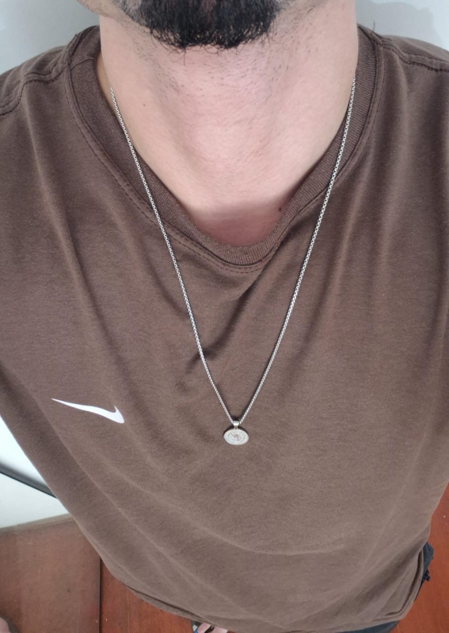 Renan usando o Colar Medalha de São Bento