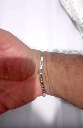 João Pedro usando a Pulseira Square
