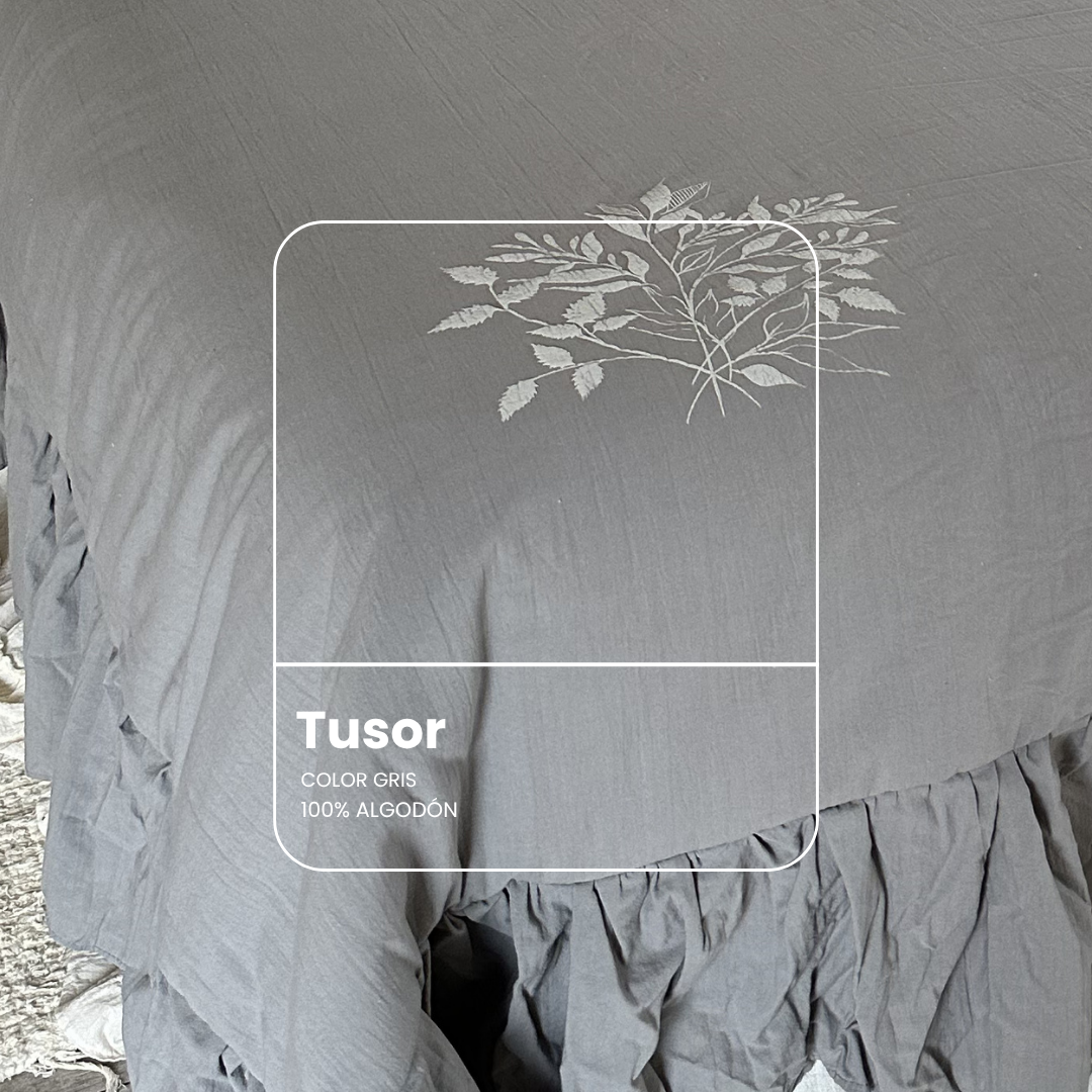 Acolchado Armon&iacute;a Gris - Tusor relleno de guata con estampado artesanal y volado en sus extremos