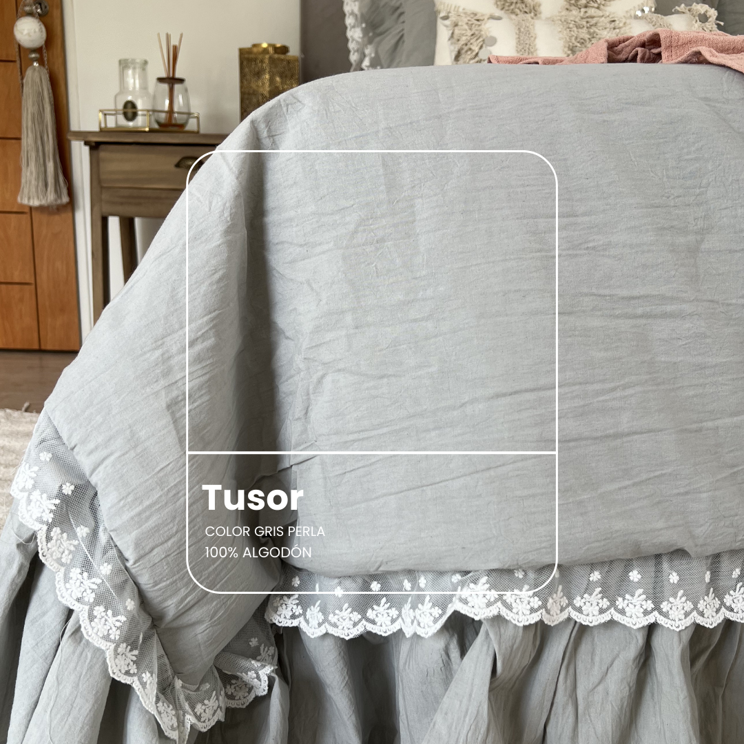 Acolchado Atenea Gris - Tusor relleno de guata con terminaci&oacute;n en puntilla y volado