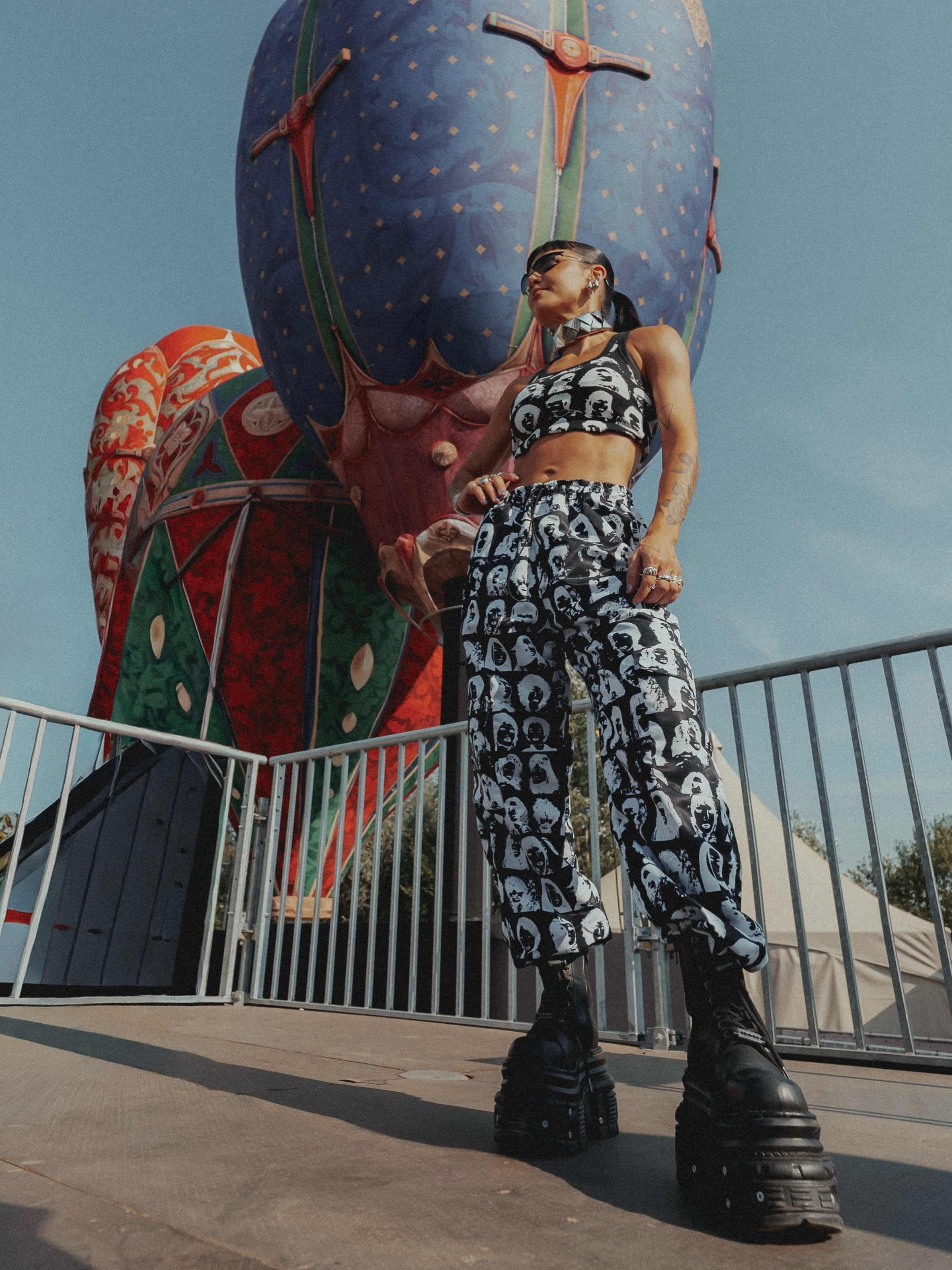 Camila Jun no Tomorrowland Bélgica 2026 com conjunto coordenado de cropped e calça cargo em estampa preto e branco e bota plataforma