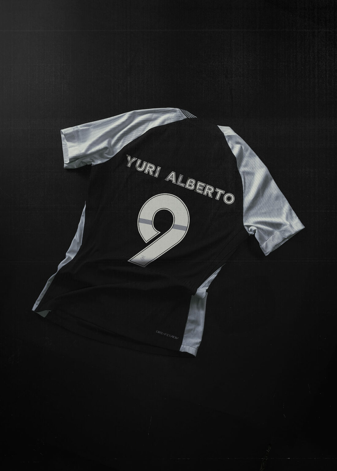 Camisa Corinthians Reserva na cor Preta com detalhes em branca parte das costa com número 9 e nome Yuri Alberto