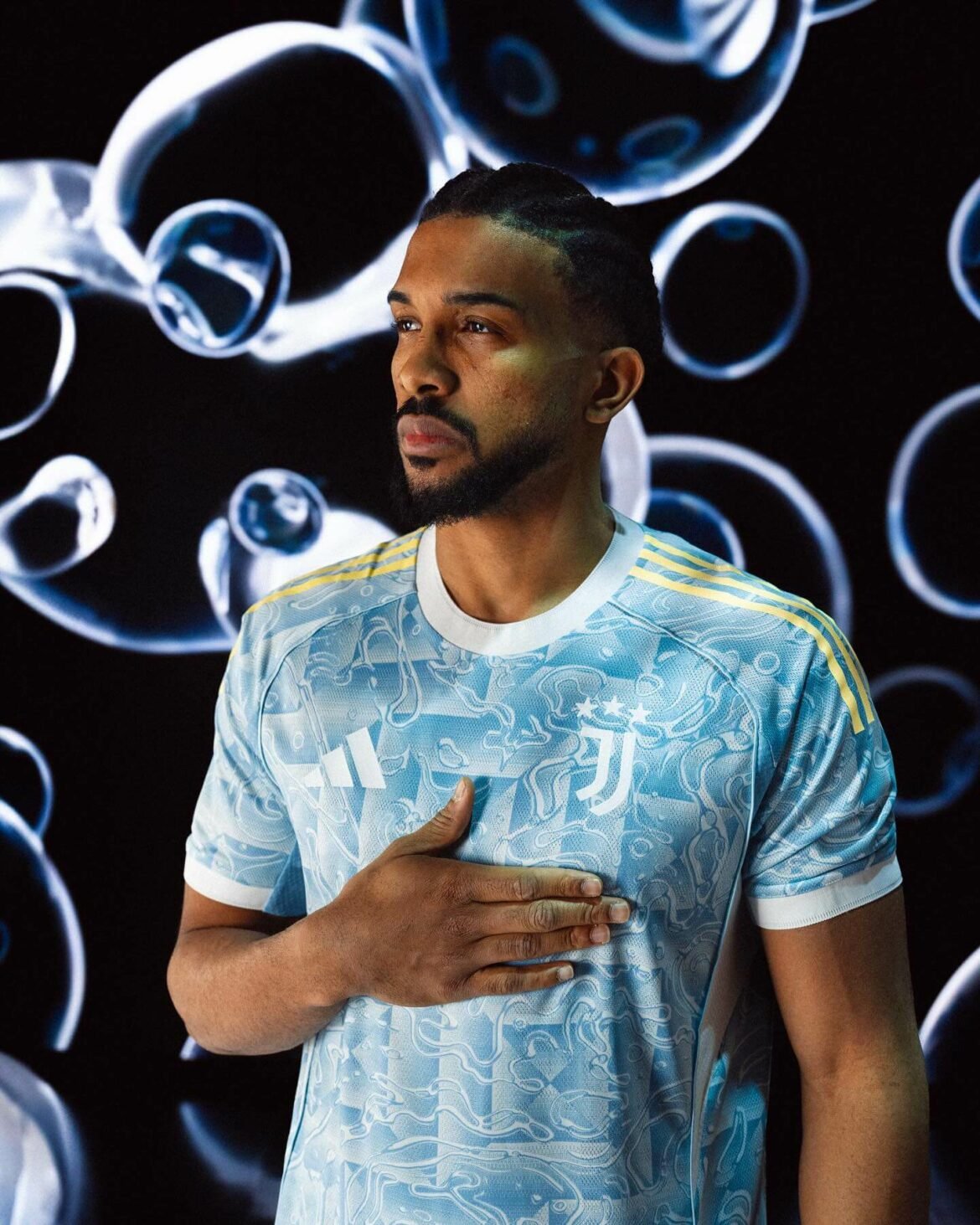 Juventus Away Kit 2025/26 Azul Claro Amarelo Cítrico – Jogadores em campo Jogadores da Juventus usando a camisa reserva 2025/26 azul claro com listras amarelo cítrico, gola redonda branca, logo Adidas branco