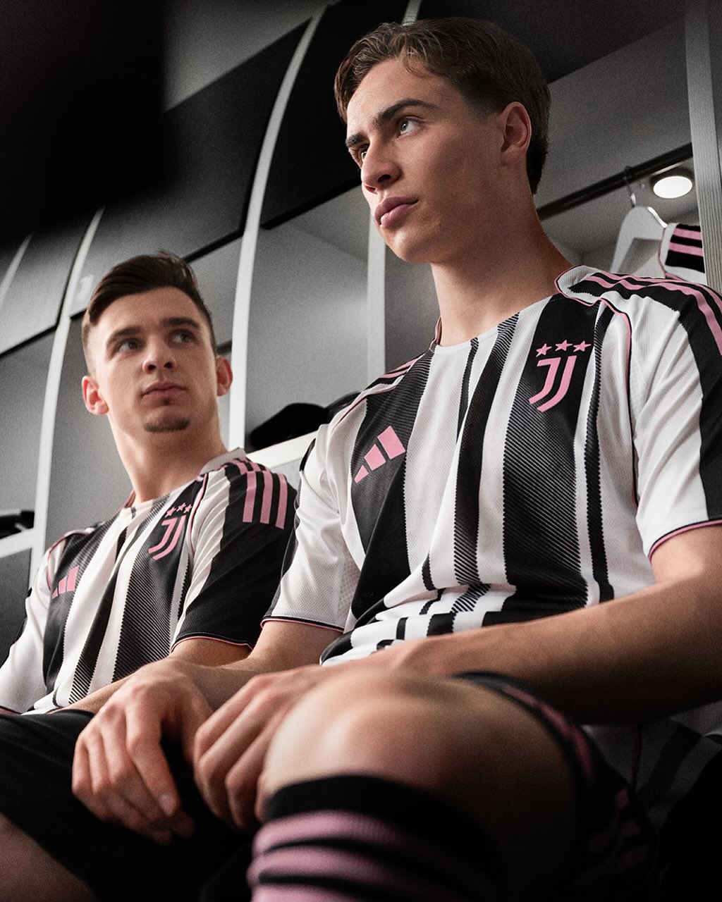 Camisa Juventus 2025/26 Adidas – jogadores em campo Jogadores da Juventus usando a camisa titular 2025/26 Adidas com listras pretas e brancas e detalhes em rosa