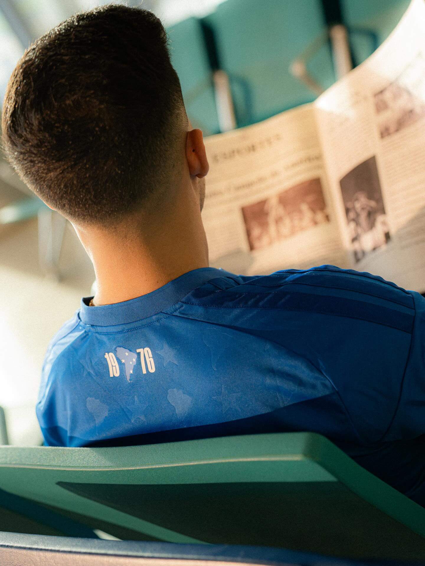 Costas e Detalhe da Camisa do Cruzeiro 2026 Azul com Selo Comemorativo 1976