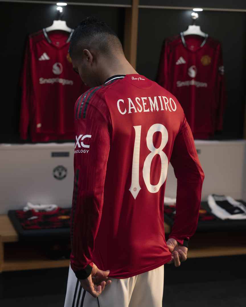 Casemiro vestindo a Camisa Manchester United 2025/26 Vermelha