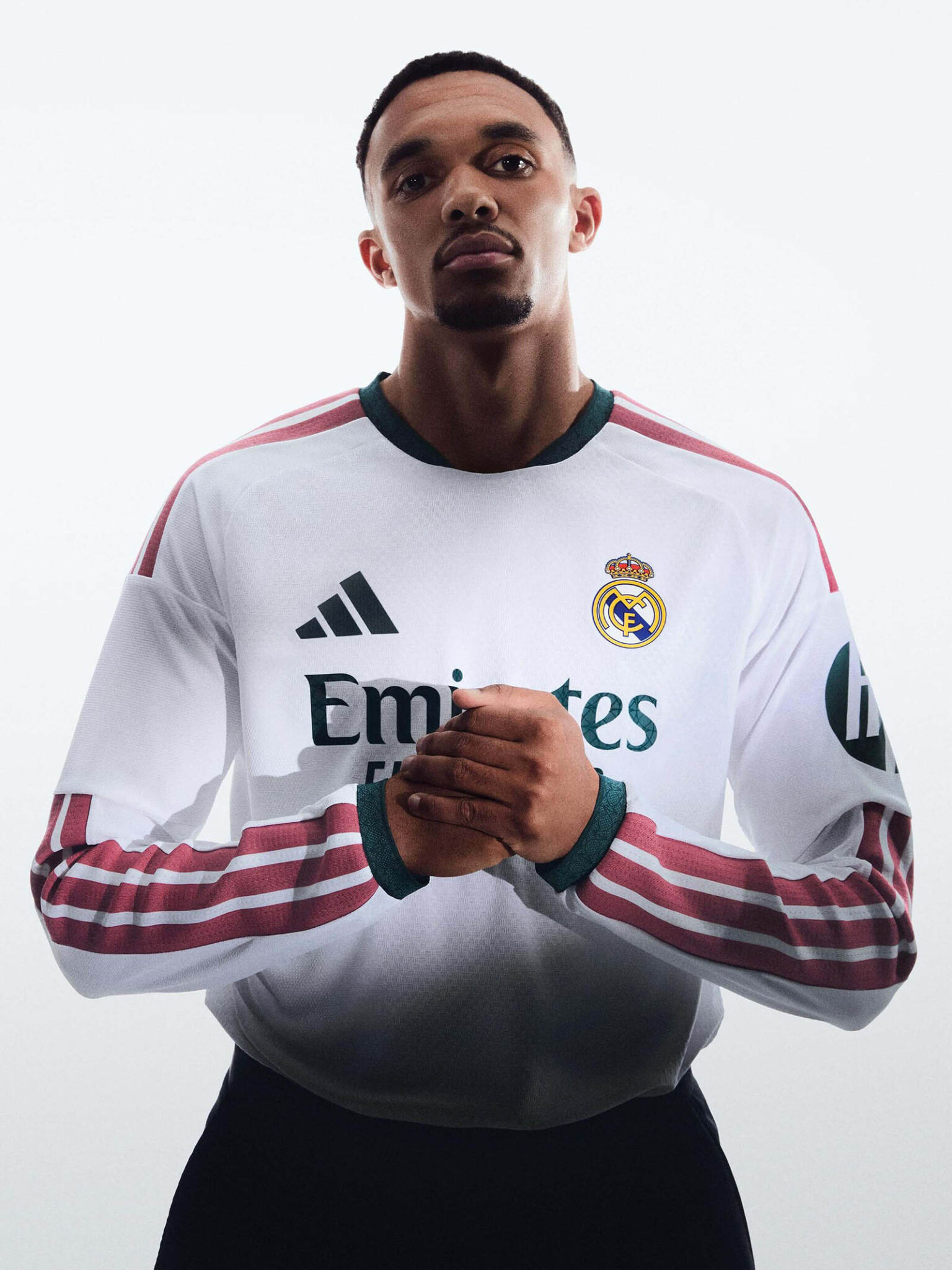 Jogadores usando a nova camisa branca do Real Madrid 2026 adidas uniforme titular temporada 2026 2027 Vini Jr Mbapp&eacute; Bellingham Rodrygo Champions League Copa do Mundo de Clubes