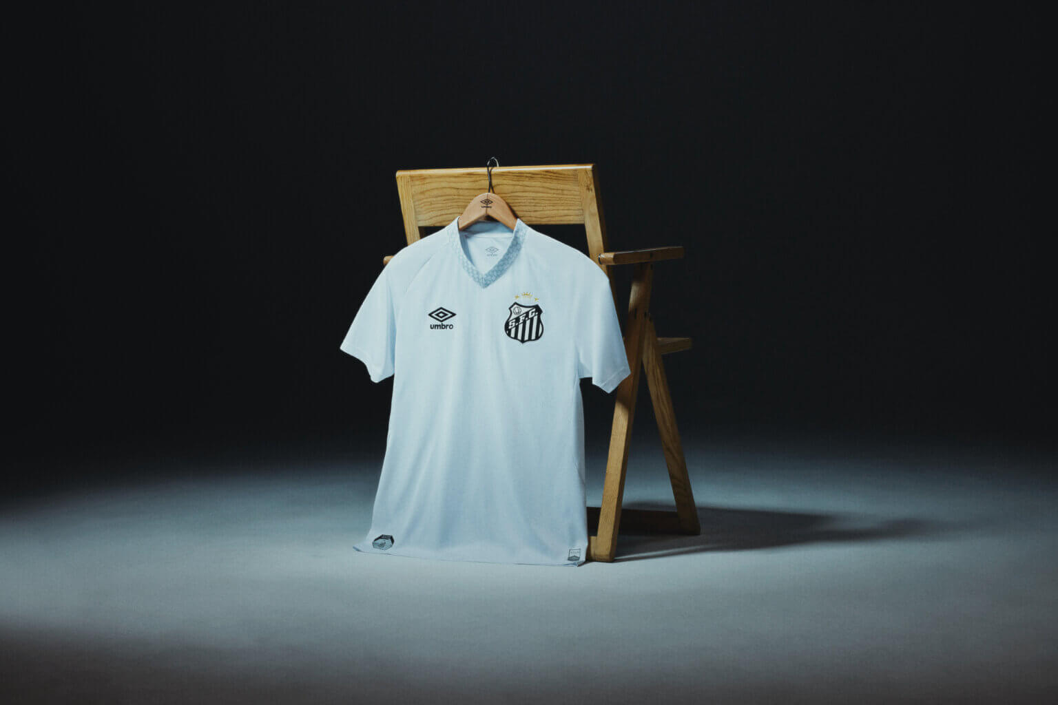 camisa Santos 2026 2027 branca titular Umbro frente gola V grafismo Mont Serrat escudo SFC