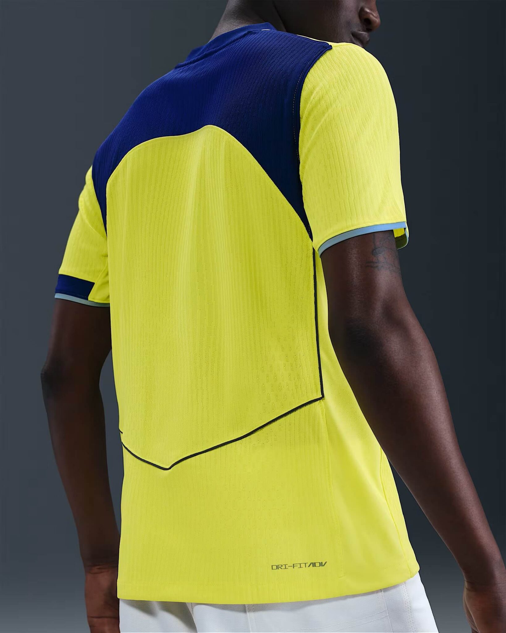 Modelo usando a Camisa Tottenham III 2025/26 Total 90 Nike