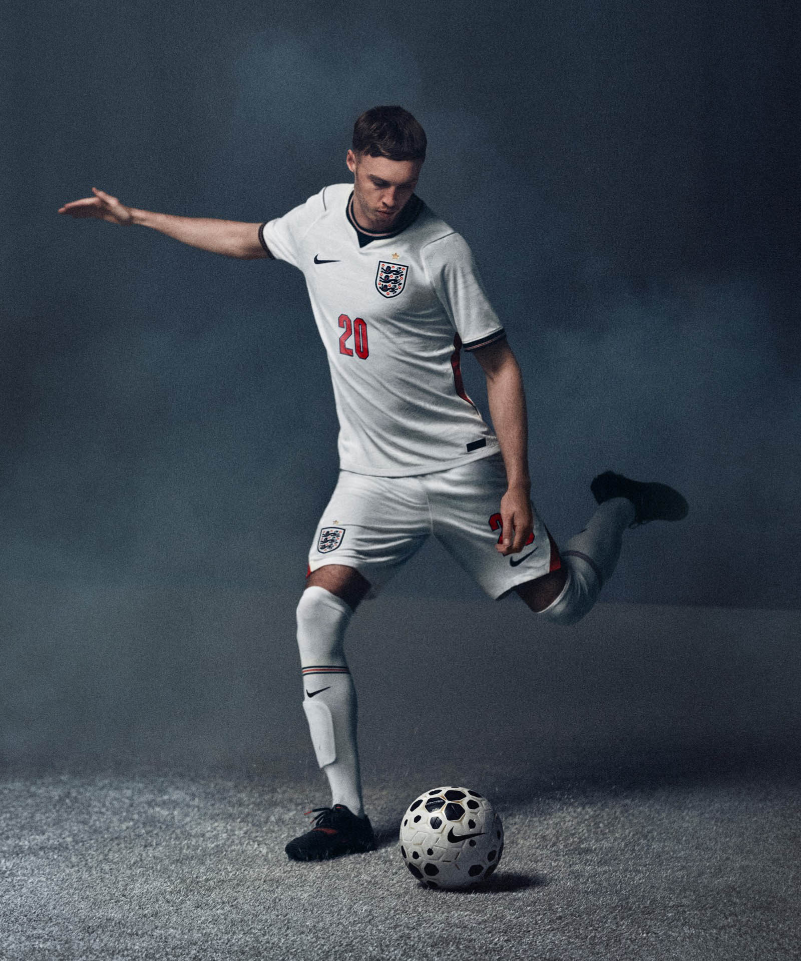 Camisa Inglaterra 2026 branca Nike jogador chutando bola uniforme oficial Copa do Mundo