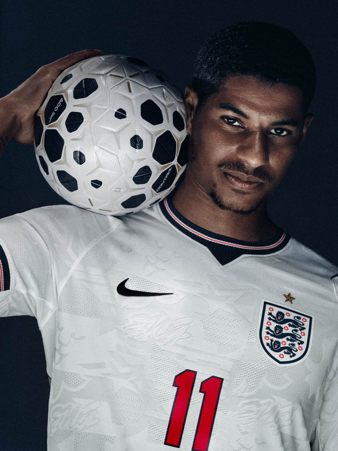 Camisa Inglaterra 2026 branca Nike detalhe escudo jogador com bola Copa do Mundo