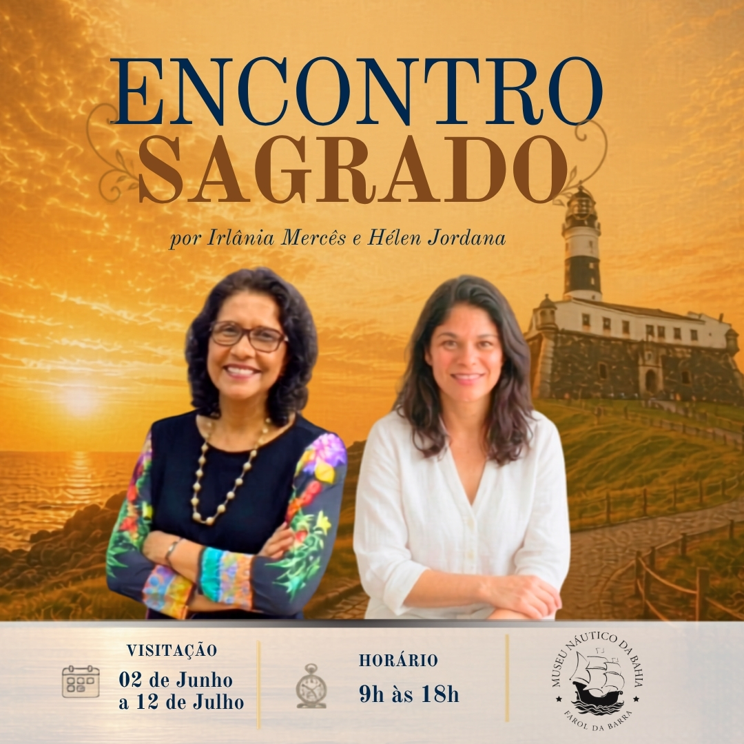 ard de divulgação da exposição "Encontro Sagrado", por Irlânia Mercês e Hélen Jordana. No topo, o título em letras douradas sobre um fundo de céu ao pôr do sol, com tons de laranja e amarelo. No centro, estão lado a lado as duas artistas sorrindo: à esquerda, Irlânia Mercês usa óculos e blusa preta com colar comprido; à direita, Hélen Jordana veste blusa branca. Ao fundo, vê-se a silhueta do Farol da Barra em Salvador sobre o mar. Na base do card, sobre fundo branco, constam as informações: Visitação de 02 de Junho a 12 de Julho, Horário das 9h às 18h, e o logotipo do Museu Náutico da Bahia - Farol da Barra.