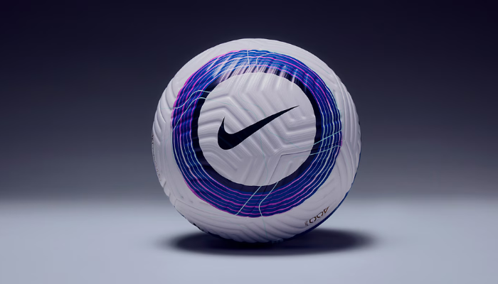 Bola Nike Premier League 2024/25 Total 90 branca com detalhes em azul e roxo, modelo oficial com tecnologia Aerowsculpt e ACC para jogos profissionais.