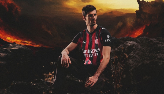 Camisa titular AC Milan 2025/2026 Puma nas cores preta, vermelha e cinza com estampa flamejante, escudo monocromático e tecnologia dryCELL.