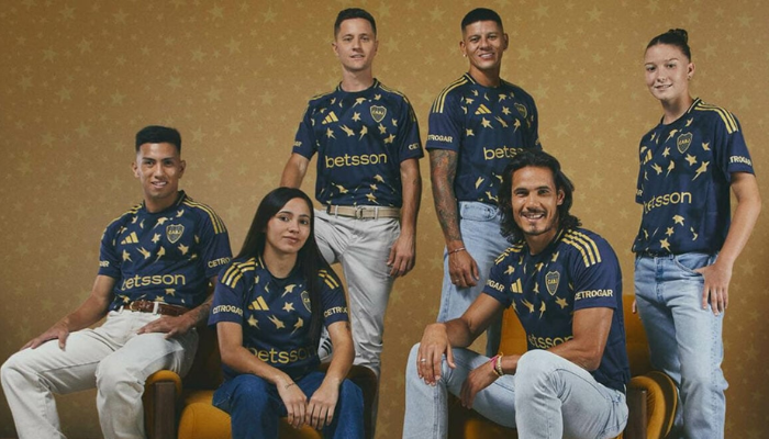 Camisa terceira do Boca Juniors 2025-2026, com detalhes em azul escuro e dourado, destacando estrelas que celebram suas conquistas e o selo dos 120 anos na nuca.