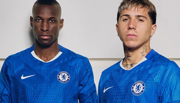 Camisa do Chelsea FC 2025/26 titular da Nike, na cor azul com estampa inspirada na arquitetura londrina, gola branca e detalhes vermelhos.