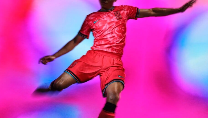 Camisa titular da Sele&ccedil;&atilde;o Coreana Nike 2024-2025, com design inovador em rosa, preto e azul celeste. A gola redonda possui efeito de marca de garra do tigre, enquanto o escudo KFA preto vazado e o Swoosh Nike azul celeste destacam a identidade visual moderna e tradicional.