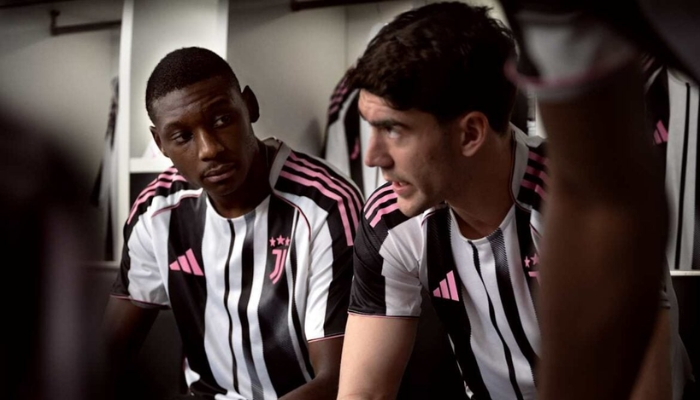 Camisa titular da Juventus 2025/26 Adidas nas cores branca, preta e rosa, com listras assimétricas e detalhes modernos inspirados na moda italiana.