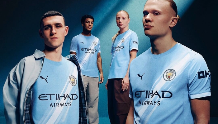 Camisa titular do Manchester City 2025/26 na cor azul celeste com faixa diagonal branca, gola redonda e detalhes em azul marinho, produzida com tecido sustentável.