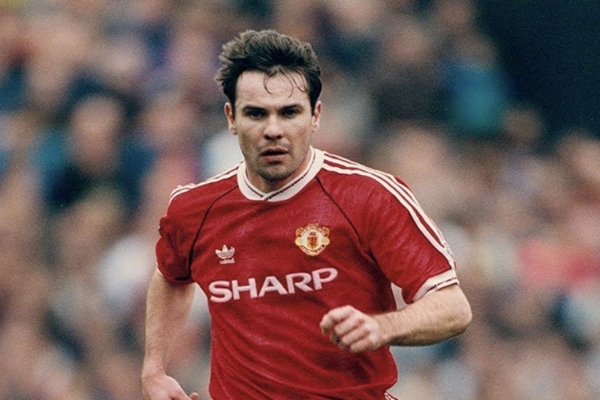 Camisa Titular do Manchester United Adidas 1990/92, em tons de vermelho, branco e preto. Celebra a conquista da FA Cup em 1990 e o sucesso na First Division em 1991/92, com destaque para jogadores como Mark Hughes, Bryan Robson e Ryan Giggs.