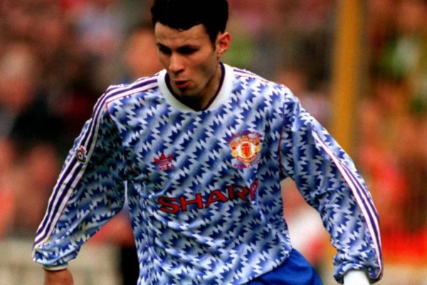 Camisa Reserva do Manchester United Adidas 1990/92 Masculina Branca, azul e vermelha - Celebre a conquista da FA Cup 1990 e o segundo lugar na First Division 1991/92 com esta pe&ccedil;a aut&ecirc;ntica. Destaque para jogadores lend&aacute;rios como Mark Hughes e Ryan Giggs.