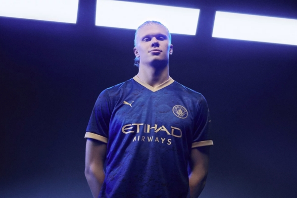 Camisa PUMA Manchester City 2023 Ano-novo Chin&ecirc;s, azul marinho com textura lunar e detalhes dourados, inspirada na can&ccedil;&atilde;o "Blue Moon". Coordenadas lunares e refer&ecirc;ncias &agrave; sonda Chang&rsquo;e 3.
