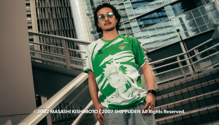 Camisa do Real Betis x Naruto Hummel 2025, verde e branca, com detalhes do personagem de Naruto e logos dos clubes, ideal para torcedores e fãs