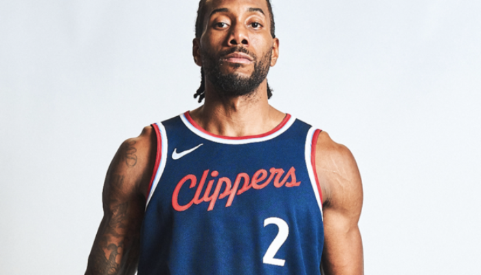 Camisa Regata Icon Edition do Los Angeles Clippers Nike 2024-2025 nas cores azul marinho, vermelha e branca, com design modernizado do logo clássico do time, detalhes finos em azul pacífico e tipografia inspirada em navios de guerra. A peça oferece estilo único e conforto ideal para torcedores.