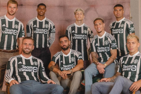 Camisa Reserva do Manchester United Adidas 2023/24 Feminina - Design verde escuro com faixas verticais brancas, gola redonda, escudo emblem&aacute;tico no peito, e patroc&iacute;nio da TeamViewer. Perfeita uni&atilde;o entre eleg&acirc;ncia e hist&oacute;ria.