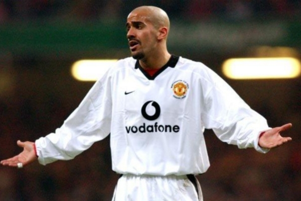 Camisa Reserva Manchester United Nike 2002/03 em branco, preto e vermelho. Representa a grandiosidade da temporada 2002/03 com astros como Ryan Giggs, Ruud van Nistelrooy e Cristiano Ronaldo.